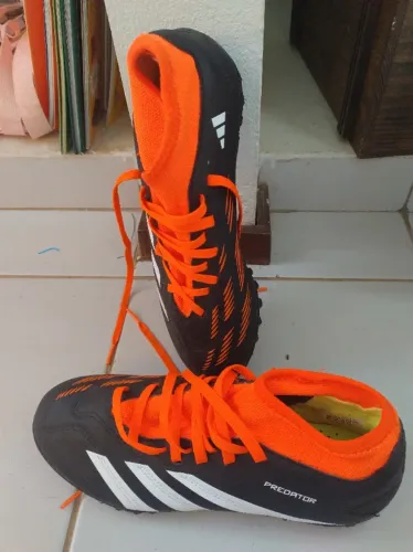 chuteira de football de campo nova, sem uso, marca adidas, modelo predator, tamanho 39