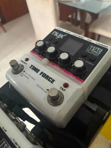 Pedal NUX Time Force Delay com Looper e Tap Tempo