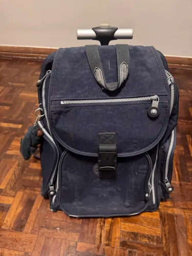 Mochila Kipling com rodinhas grande azul marinho