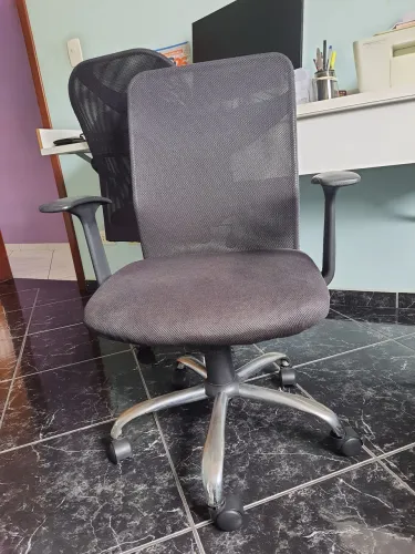Cadeira para escritório. Semi nova, confortável, com apoio de braços.