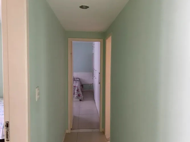 Oportunidade! Venha morar em um apartamento amplo e ventilado no Costa Azul!