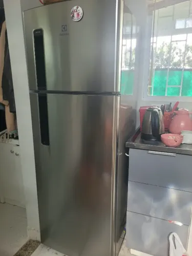 GELADEIRA À VENDA AINDA NA GARANTIA!