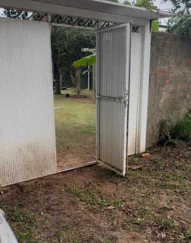 Portão basculante de alumínio com porta 