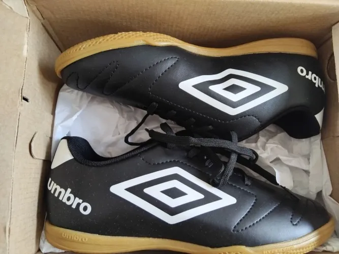 Chuteira nova umbro