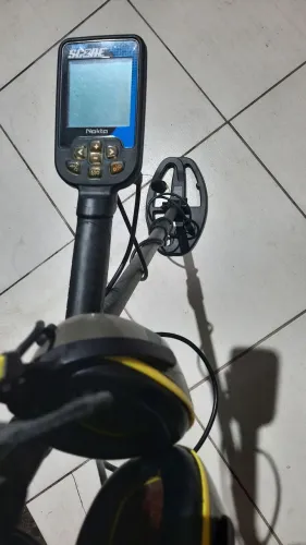Detector de metais double scoore. Semi novo já com bobina e fone a prova agua incluido