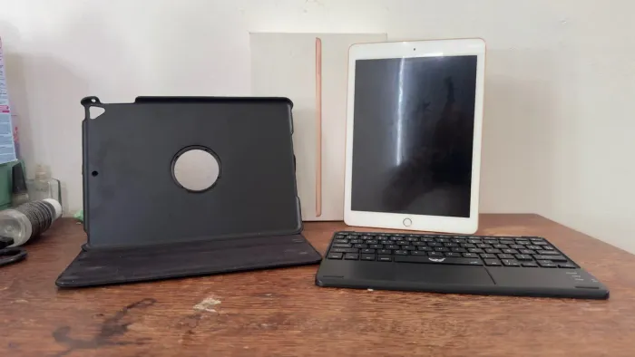 iPad 6ª Geração 128GB Dourado + Capa Teclado + Acessórios (Na Caixa)