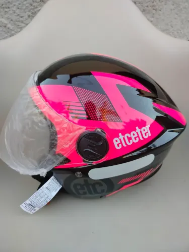 Capacete preto com rosa tamanho 60.( Zero na caixa,nunca usado)
