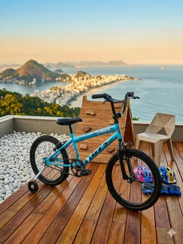 Uma bicicleta BMX aro 14 semi-nova