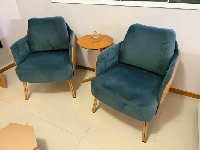 Par de Poltronas Casa A Azul Petróleo com Caramelo