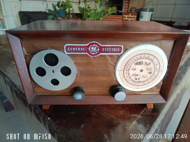 Vendo rádio antigo funcionando não sei a marca dele acho que a caixa não e original dele 