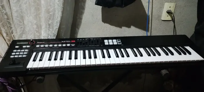 ROLAND XPS-10 - Teclado/Sintetizador Profissional em Excelente Estado