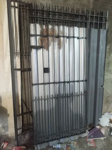 Vendo portão 3 partes com 1,50 + ou - largura altura mais 2 metros whatsapp *