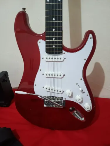 Guitarra Stratocaster Giannini com amplificador