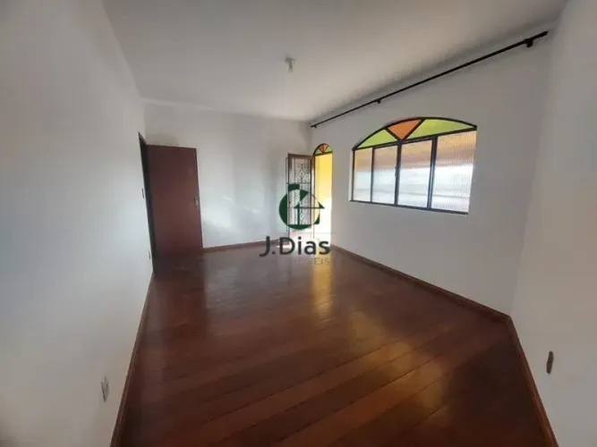 EXCELENTE CASA DE 03 QUARTOS BAIRRO MILIONARIOS