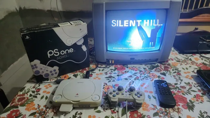 Playstation 1 na caixa + TV (PS1)