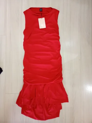 Vestido vermelho franzido sem manga