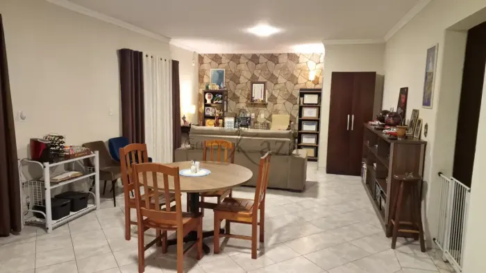 Prédio Comercial / Residencial - 2 Residencias e 2 Salões Comerciais com Pé Direito alto.