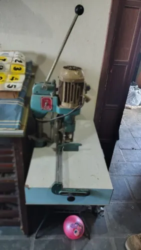 Máquina de cortar e furar