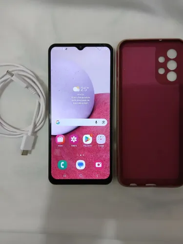 Samsung A13 com pequeno trinco