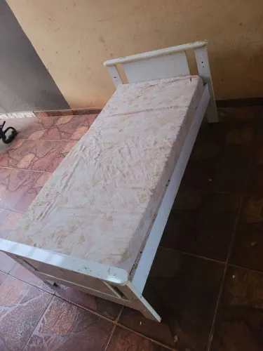 Linda cama de solteiro pequena