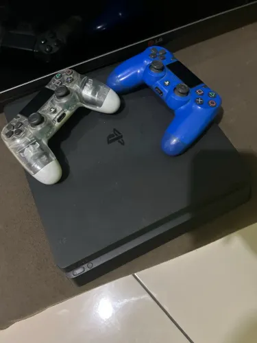 PS4 Slim 1TB + 2 Controles Originais