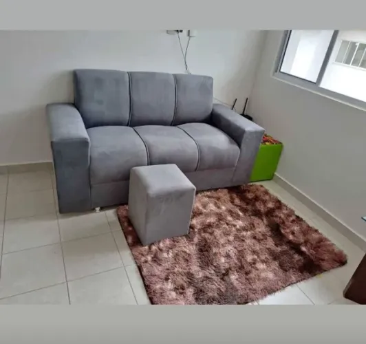 Temos pronta entrega. SOFÁ . Bem confortável