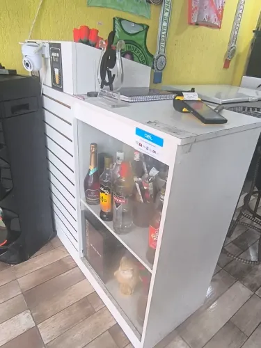 Vendo balcão com gaveta e chave, duas vitrines de vidro
