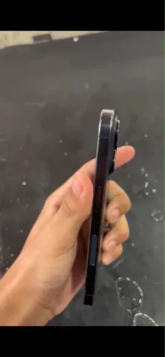 vendo iphone 15 pro com um pequeno trinco na parte traseira