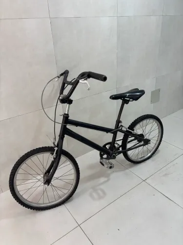 Bicicleta Aro 20 Estilo BMX Cross - Preta (Ótimo Estado!)