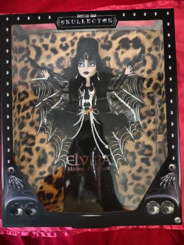 Boneca Monster High Skullector Elvira Mistress of The Dark