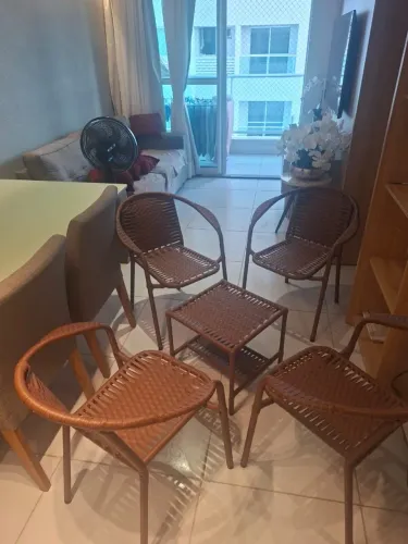 Conjunto de centro e quatro cadeiras