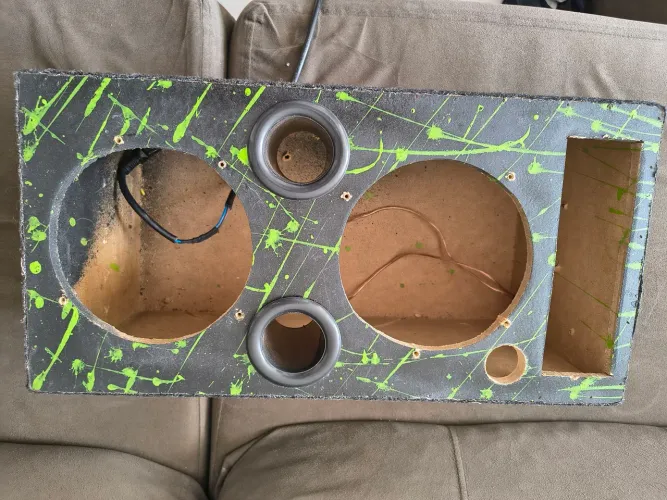 Caixa bob vazia pra dois auto falantes de 6" e entrada de rádio 1din.