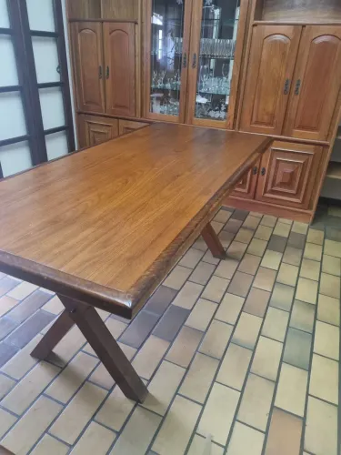 Mesa de madeira maciça