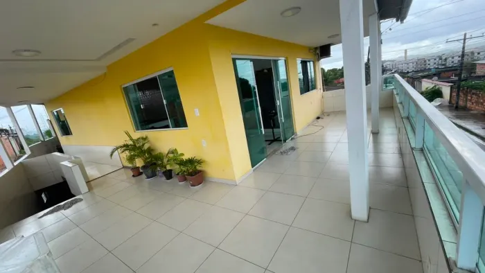 Aluga-se uma casa com ponto ou garagem