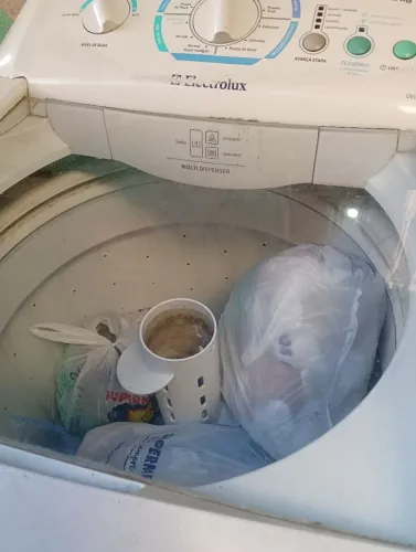 Vende máquina de lavar roupa.