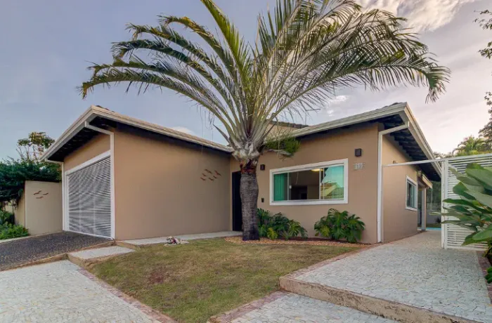 Casa Térrea Moderna condomínio fechado - 3 suites, piscina - Jardim Botânico
