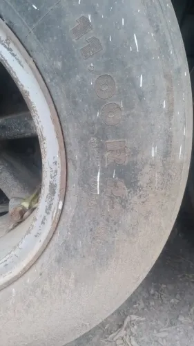 Pneus 1100 por 22 com câmera e protetor