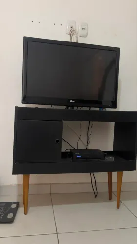 Rack retrô com pés de madeira