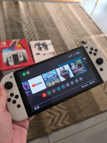 Switch OLED + 50 jogos na conta.