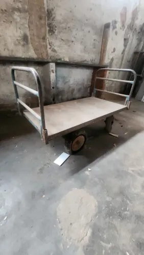 Carrinho de carga em chapa de aço