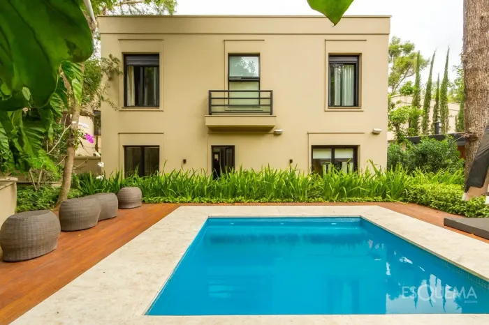 Casa assinada por João Armentano em condomínio com apenas 8 casas