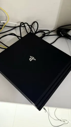PS4 Pro 1TB + 6 Jogos - Excelente Estado