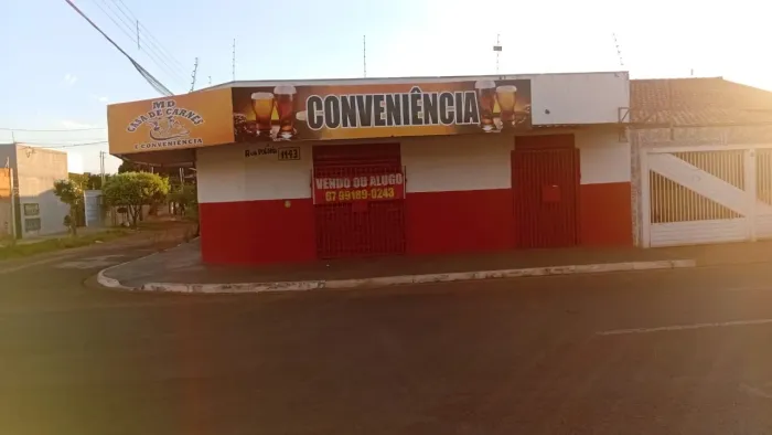VENDE-SE IMÓVEL DE ESQUINA COM SALÕES COMERCIAIS E CASA NOS FUNDOS