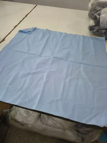 Pedaços de tecidos sobra de uma confecção de roupas 