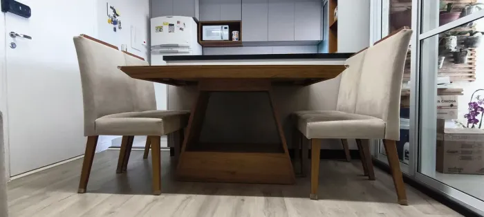 Mesa com 4 cadeiras
