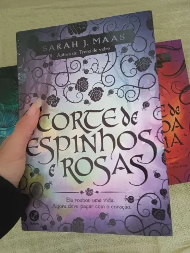 Corte de Espinhos e Rosas - Sarah J. Maas - Edição antiga