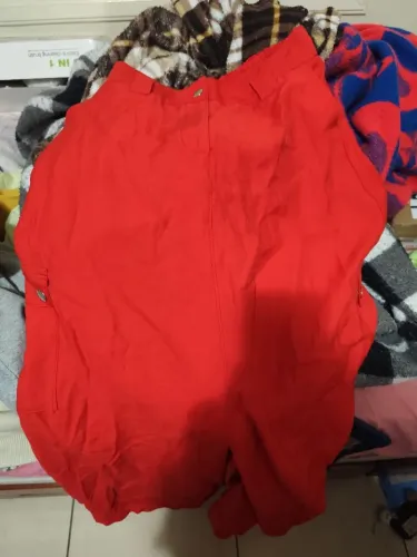 Saia vermelha, com  bolsos e botão 