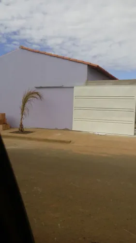 Vendo uma casa de esquina ...valor a conbinar