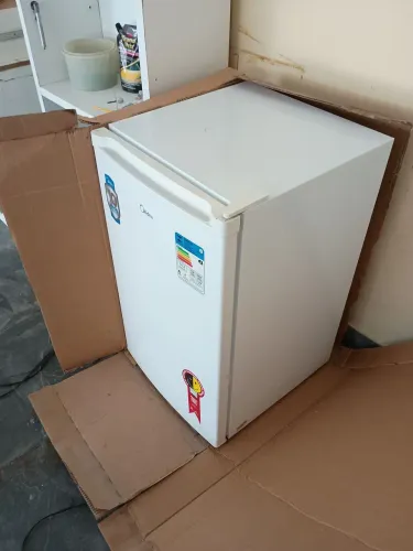 Frigobar Midea de 124 litros 