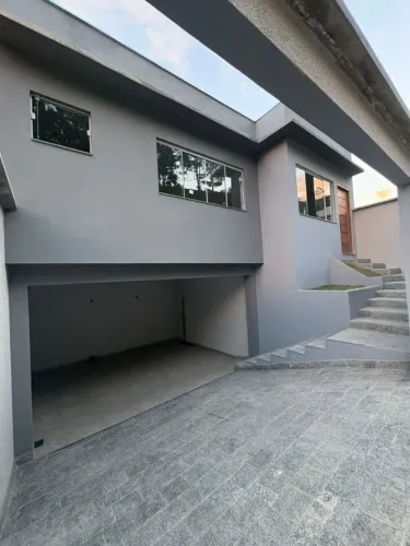 Linda casa de alto padrão no centro de Delfim Moreira MG